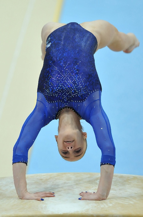 南非体操选手勇夺金牌，实现突破