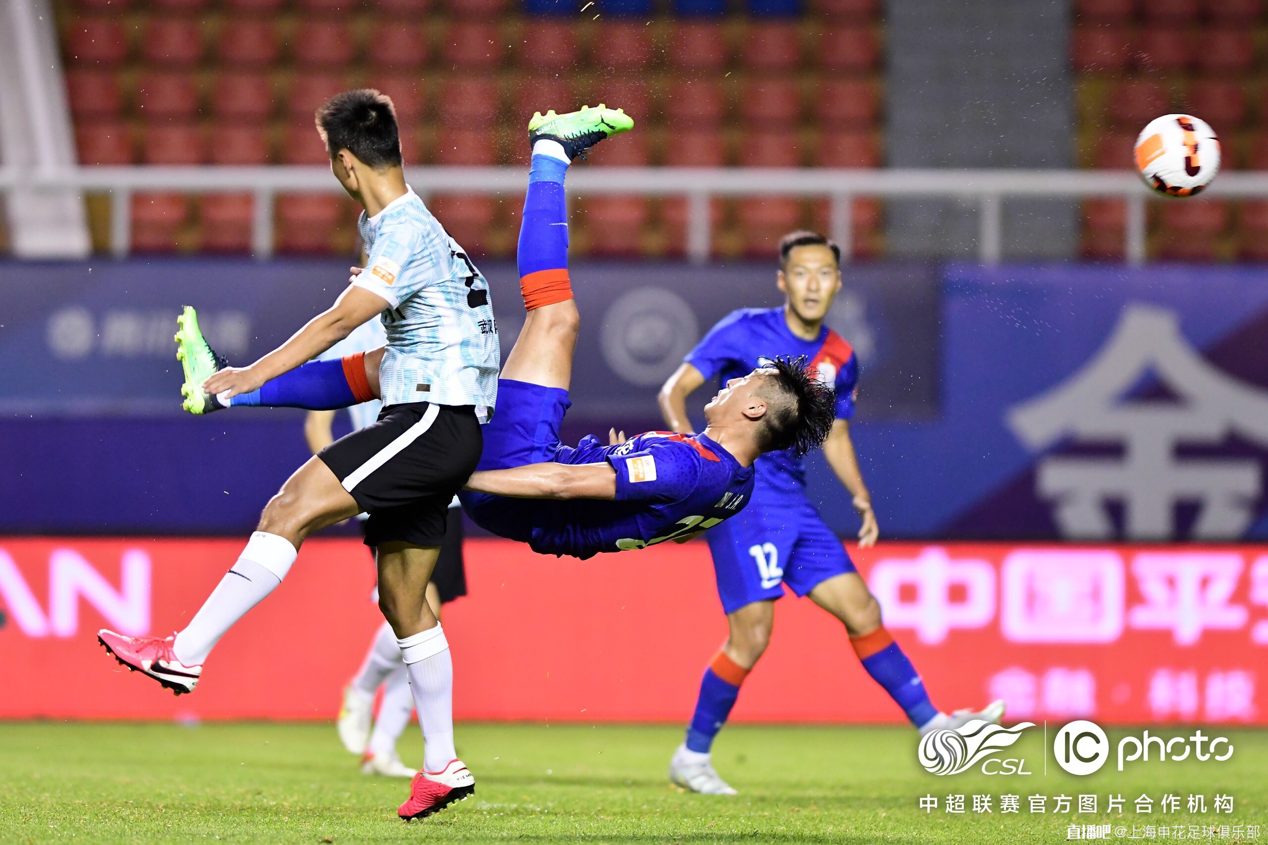 球技精湛!比赛中展现出的高超技术令人惊叹 球技精湛!比赛中展现出的高超技术令人惊叹