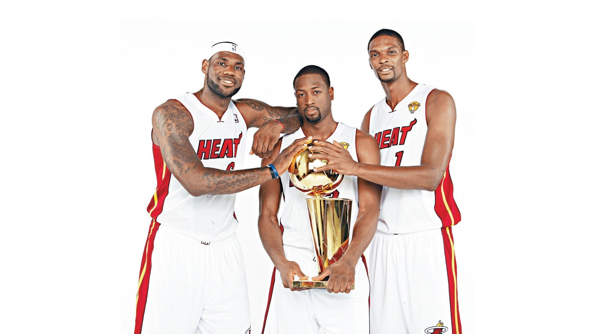 蓝黑风暴席卷伊斯坦布尔，莱奥攻防两端统治，国际米兰击溃曼城登顶欧洲之巅